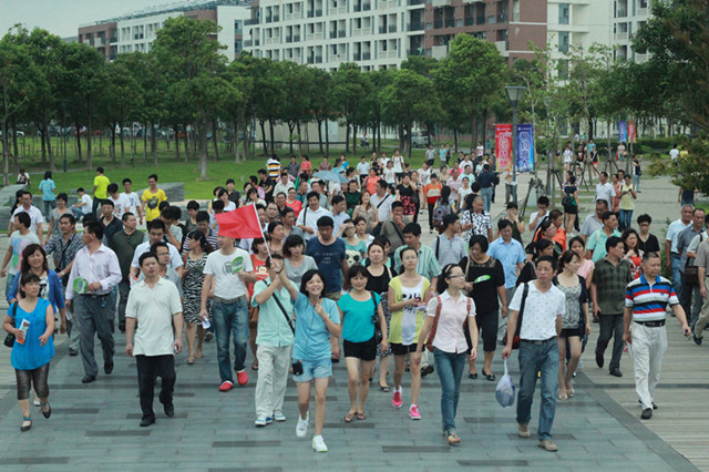 “家長大學堂”帶家長參觀校園