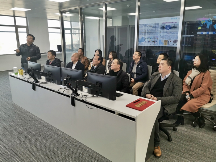 參觀跨境貿易風險監測大數據與人工智能平臺實驗室