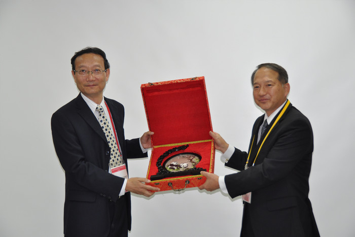 與日本航海學會理事長交換禮物