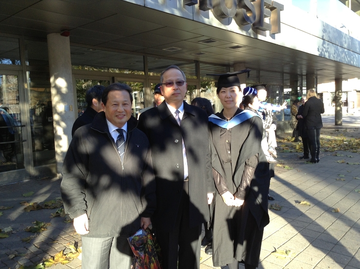 於世成書記與世界海事大學副校長馬碩及我校青年教師謝潔瑛合影