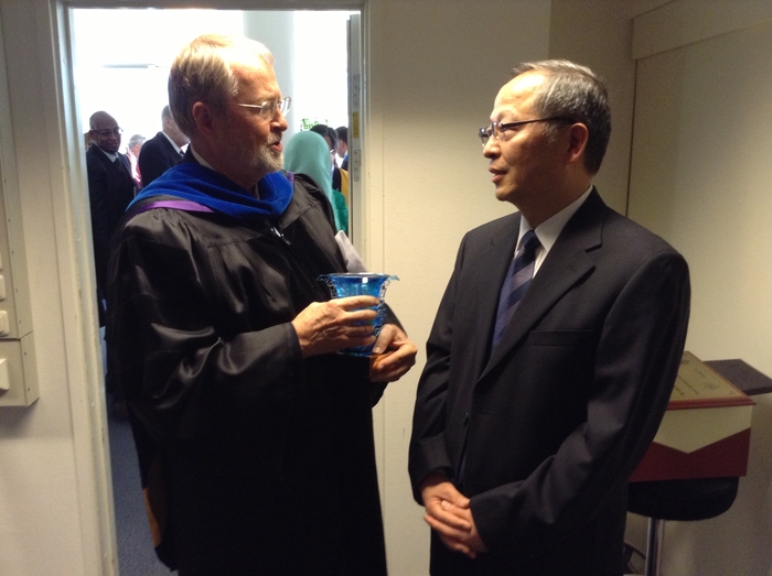 於世成書記向世界海事大學校長比昂•肖夫祝賀世界海事大學校慶