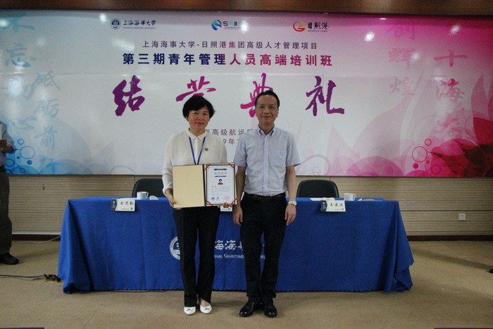 嚴偉副校長頒發結業證書