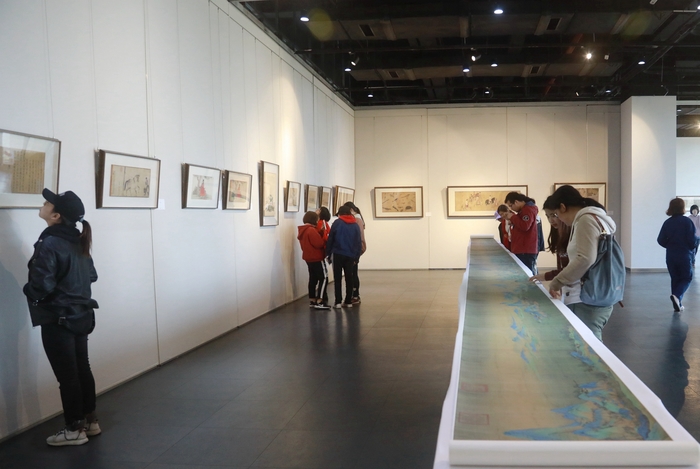 學生在展廳欣賞畫作