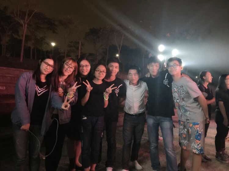 學院迎新晚會結束後與學生合影