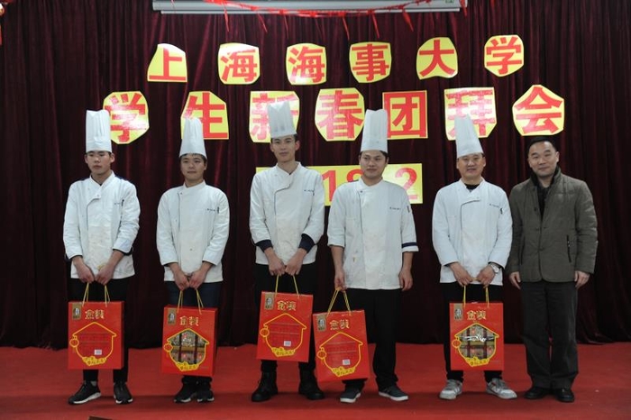 校領導向食堂師傅們送上新春祝福和慰問品