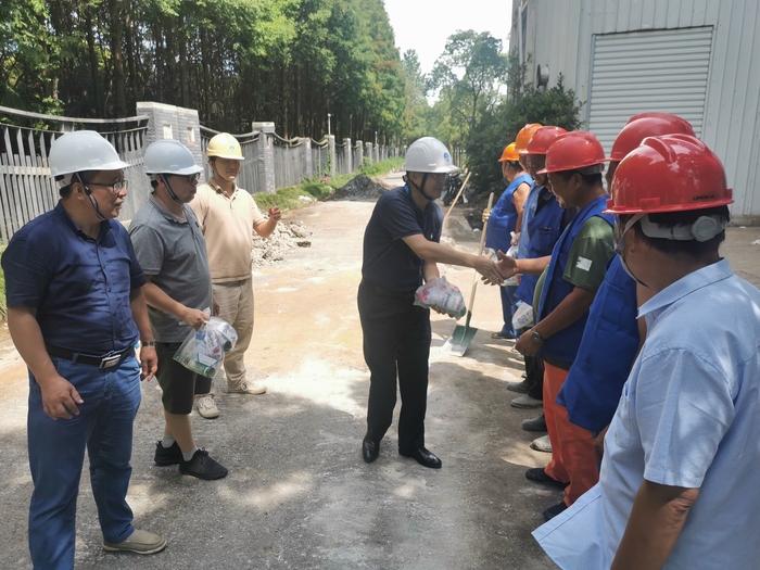 慰問室外場地改造工程一線建設者