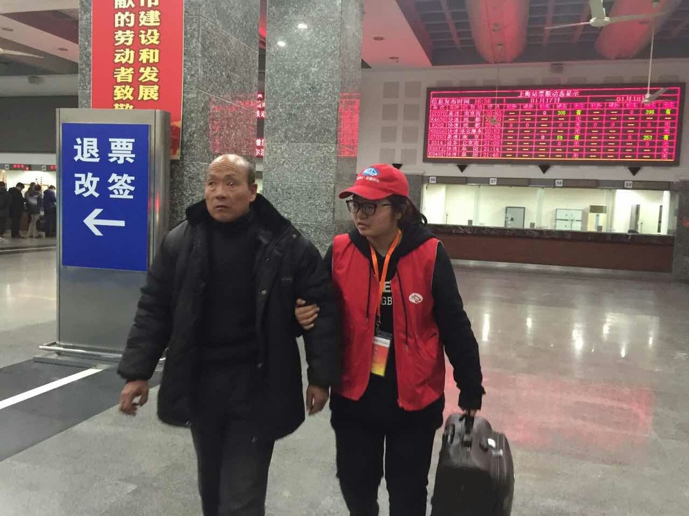 我校學生為春運提供誌願者服務
