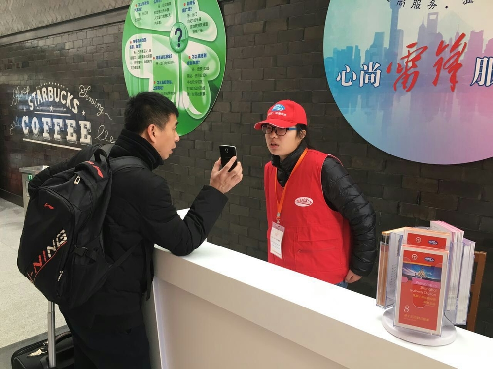 我校學生為春運提供誌願者服務