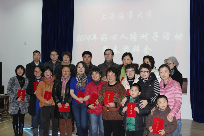 向社會好心人頒發證書
