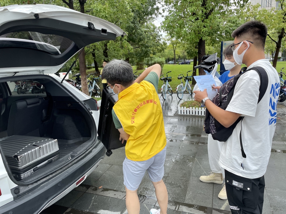交通運輸學院黨委組建“紅帆支航”教工迎新誌願者服務隊