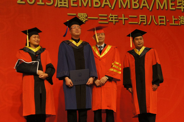 頒發學位證書