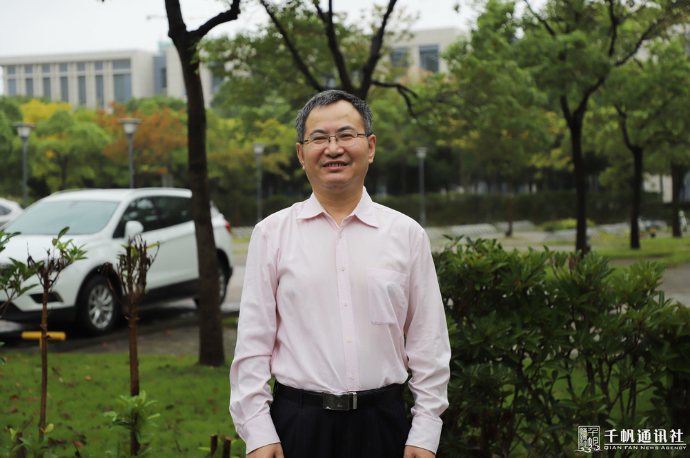 沈秋明老師在校園