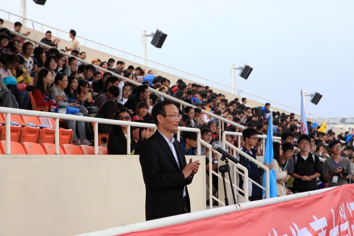 黃有方校長宣布2013年门徒平台運動會開幕
