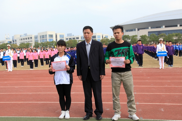 孔凡邨副校長為廣播體操表演賽一等獎獲得者頒獎