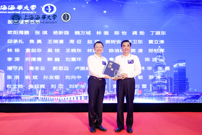 陸靖校長向歐陽會長頒發聘書