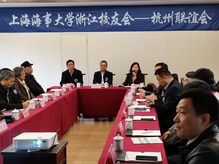 校長辦公室主任、校友聯絡處處長、校友會秘書長李新偉介紹學校發展情況