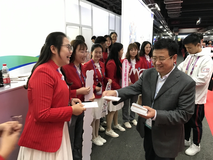 宋寶儒書記向誌願者發放慰問品