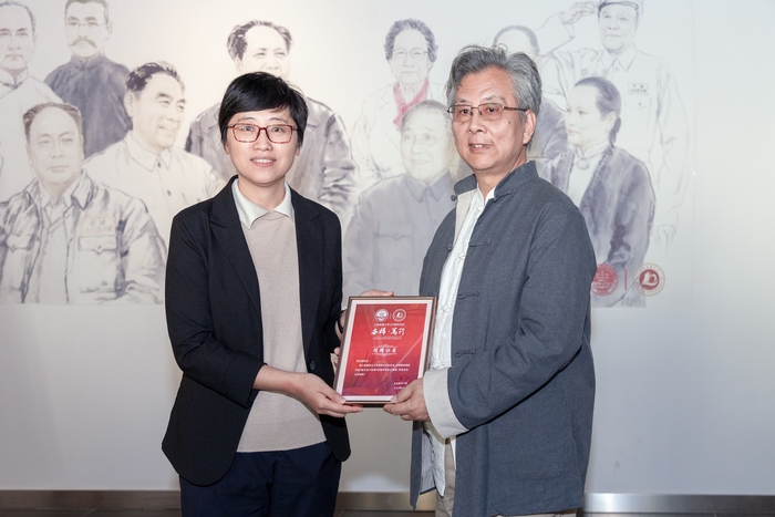 賀莉副書記為奚文淵頒發捐贈證書