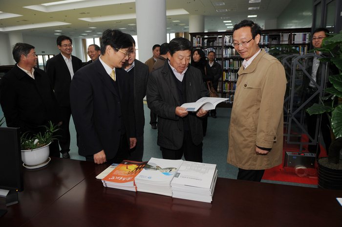 參觀圖書館