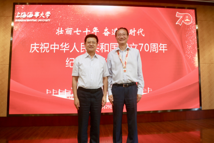 宋寶儒書記向校長黃有方教授頒發獎章