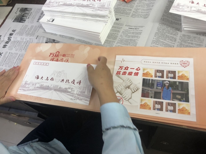 為參加誌願服務的教職工送上紀念冊