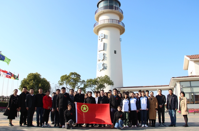 共青團上海市委書記王宇一行來校調研並與入團團員合影