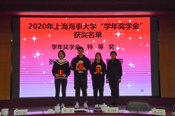賀莉副書記為運動員頒獎