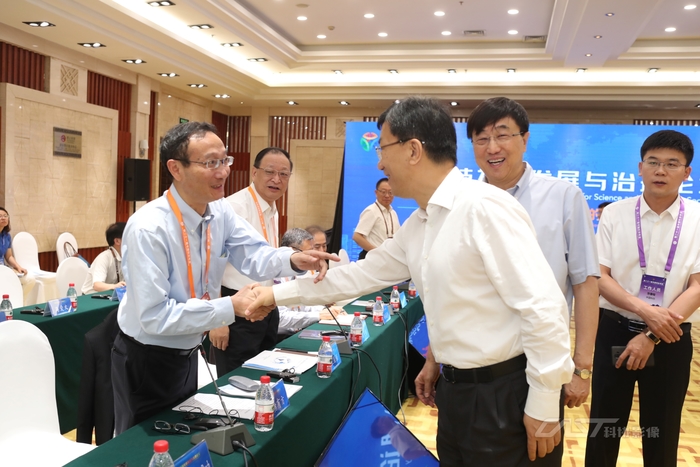 懷進鵬書記會前與黃有方校長交流