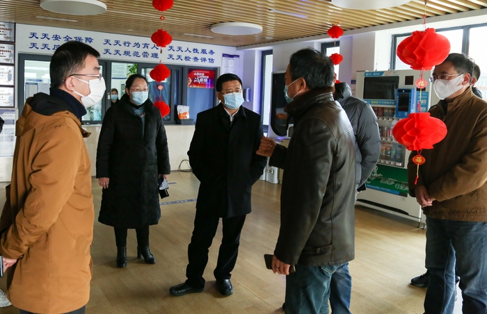 校領導在宿舍樓聽取防控隔離措施