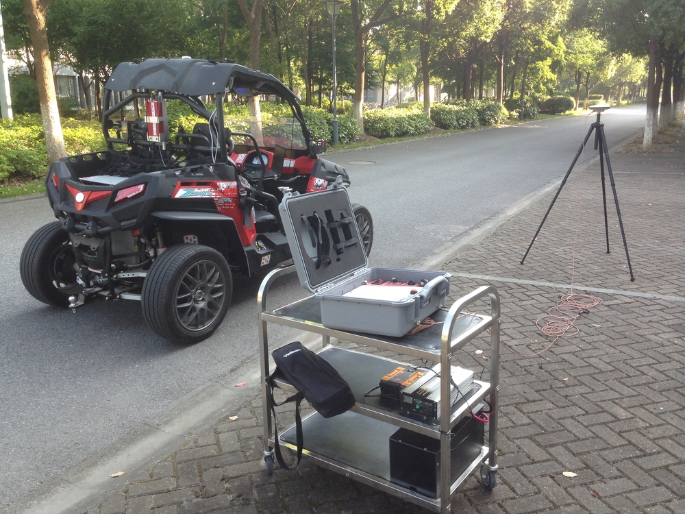 對“智能互聯+四輪獨立驅動電動車”進行試驗調試