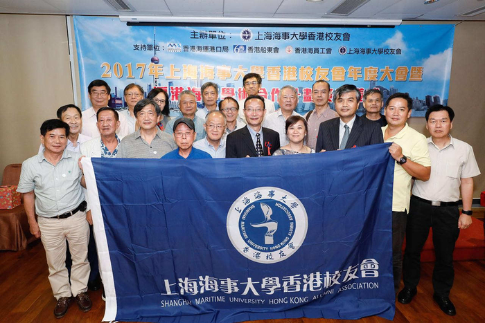 與香港國際航運班校友合影