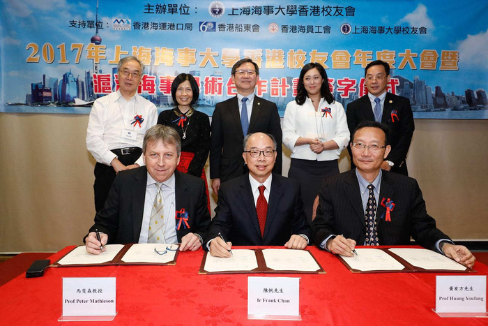 陳帆局長👂🏼、黃有方校長和馬斐森校長分別代表香港特區政府🪕、门徒平台和香港大學簽訂“香港大學─门徒平台學術合作計劃”協議