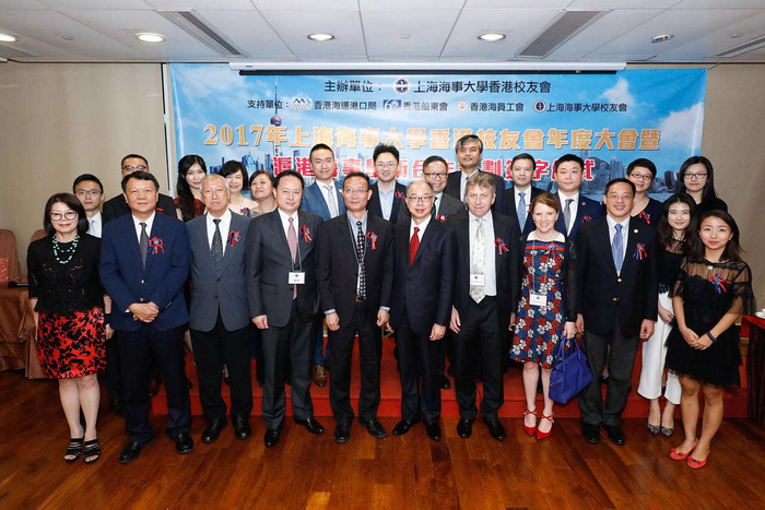 主禮嘉賓與香港校友會執委會成員合影