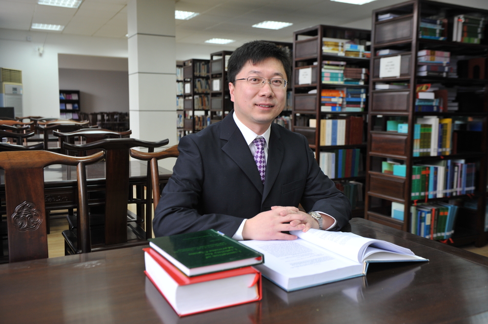 劉直老師在圖書館
