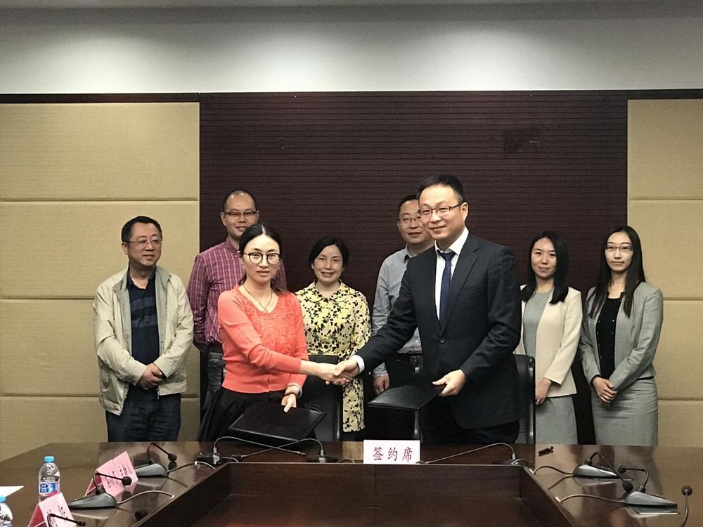 陳柚牧律師與校長辦公室副主任劉征共同簽署了獎學金捐贈協議
