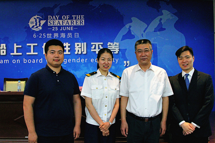 我校教師代表與楊萬楓副校長合影
