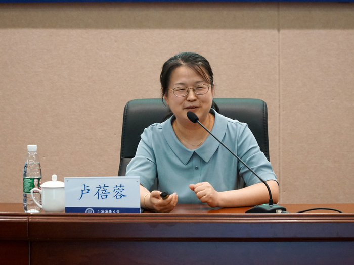 華東師範大學巡察辦副主任盧蓓蓉作報告