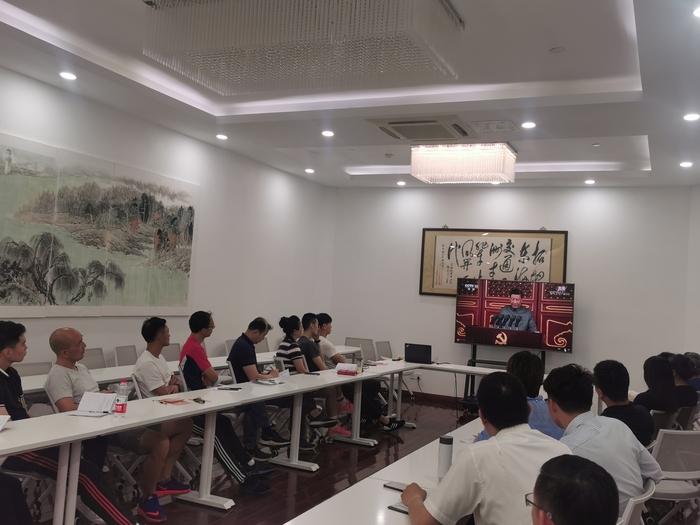 體育教學部直屬黨支部集中收看大會直播