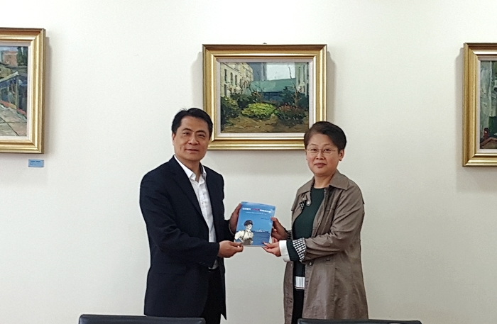 門妍萍副書記向王煜副館長贈送我校校史系列圖書