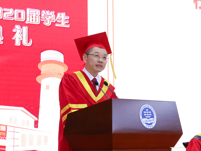 陸靖校長發表題為“風雨皆無畏👖，向陽自芬芳”的演講