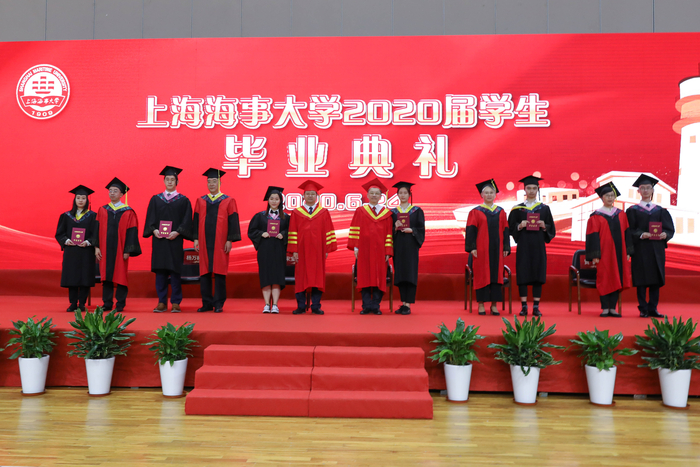 校領導為畢業生撥穗👩🏿‍💻、頒發畢業證書