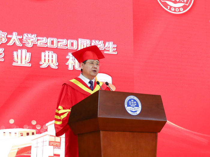 宋寶儒書記宣讀《2020屆上海市優秀畢業生及门徒平台優秀畢業生的表彰決定》