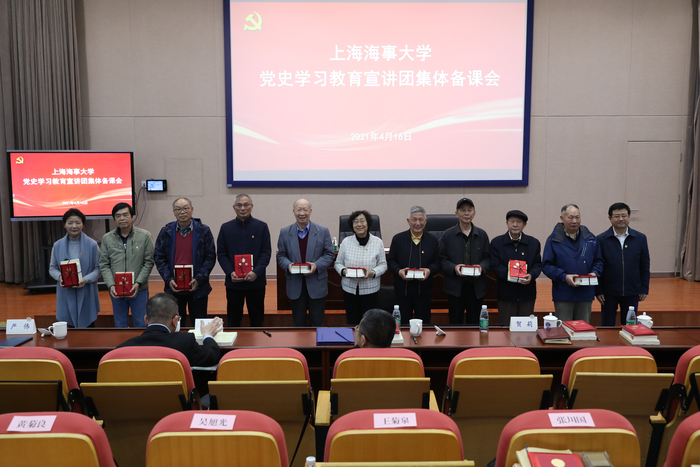 宋寶儒書記為宣講團成員代表頒發聘書