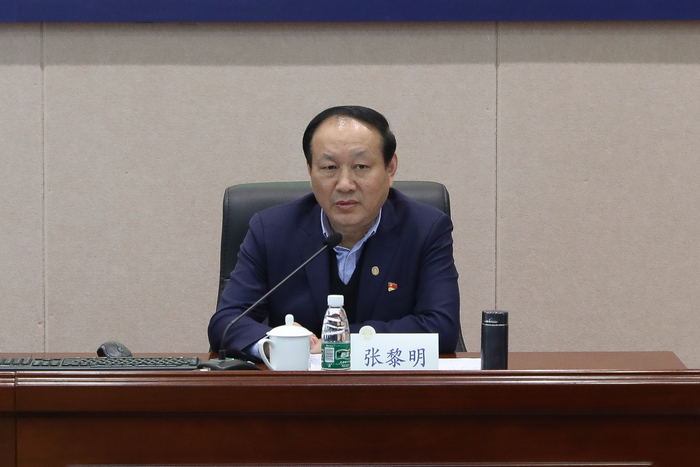 張黎明以“感悟黨的初心與使命”為題作輔導報告
