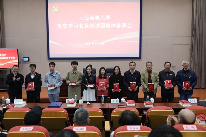 陸靖校長為宣講團成員代表頒發聘書