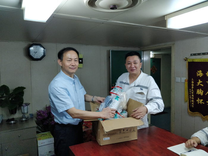 金永興書記向船員贈送慰問品