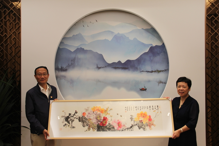 黃有方校長代表學校接受寧波市市政府贈送的校慶書畫