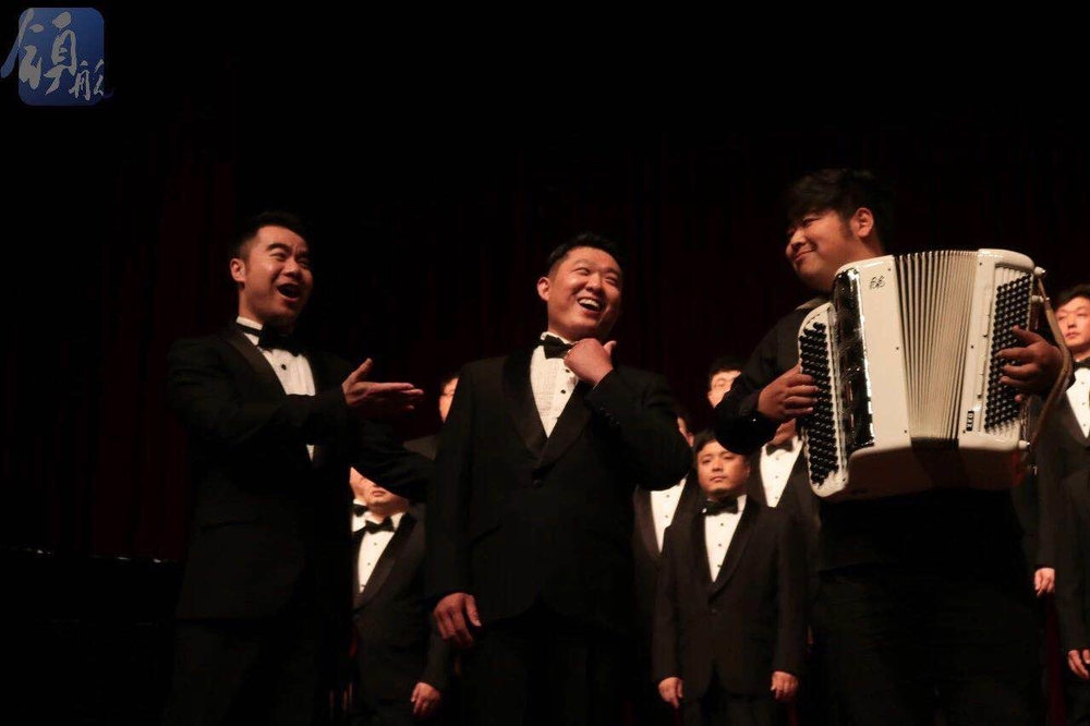 手風琴演奏家許可卿演奏手風琴