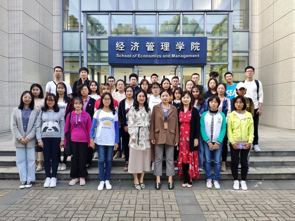 和2019級同學以及企業家輔導員合影