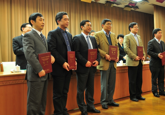 市委副書記🙅🏽‍♀️、市長楊雄為我校市決策咨詢研究成果獎一等獎獲得者胡正良教授（左三）頒獎